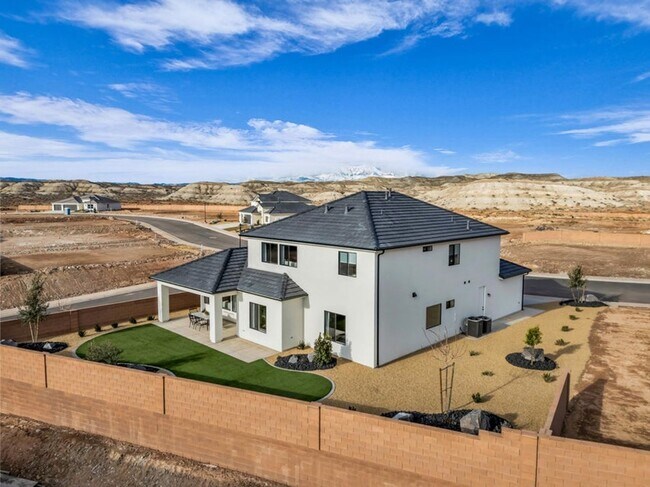 Building Photo - Stunning 6 Bedroom Home in St. George!