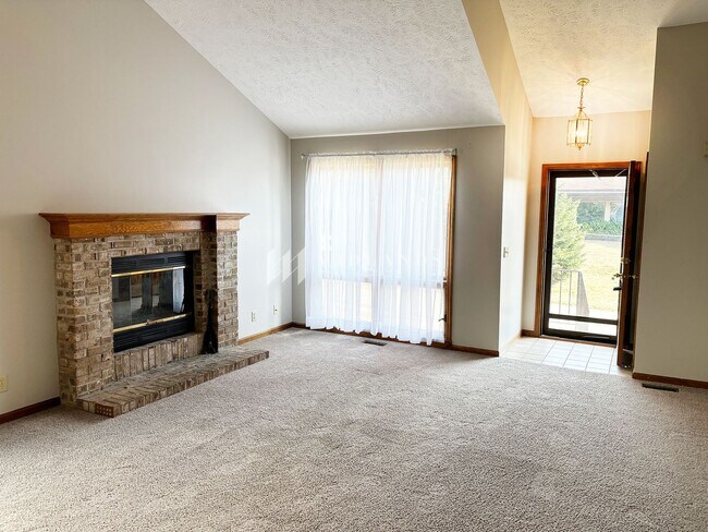 Building Photo - Bellevue Townhome