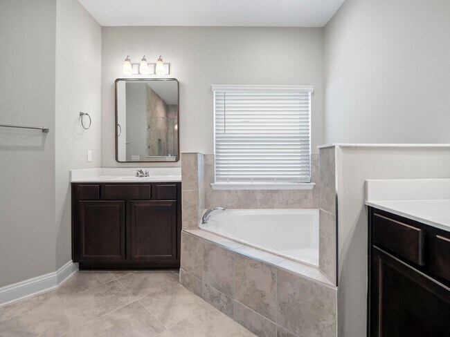 Building Photo - 4 bedroom, 3 bath home in Grand Landings G...