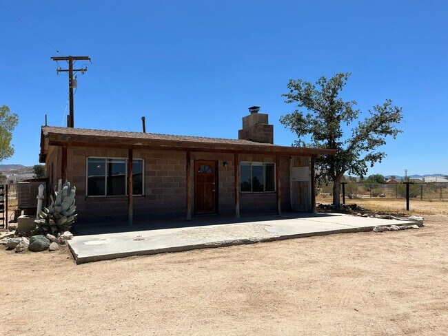 Building Photo - Charming 2 bedroom, 1 bathroom