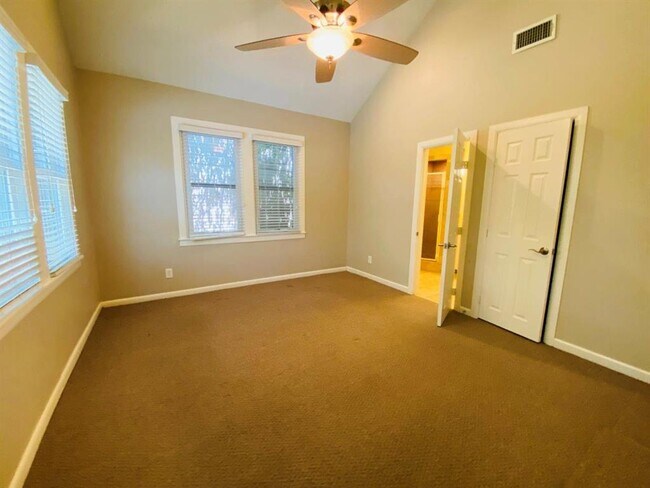 Building Photo - 521 E Live Oak St