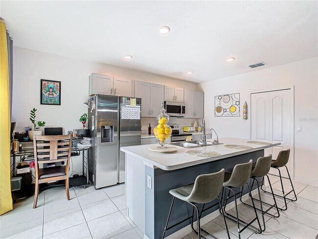 Building Photo - 208 Goldenrod Ln