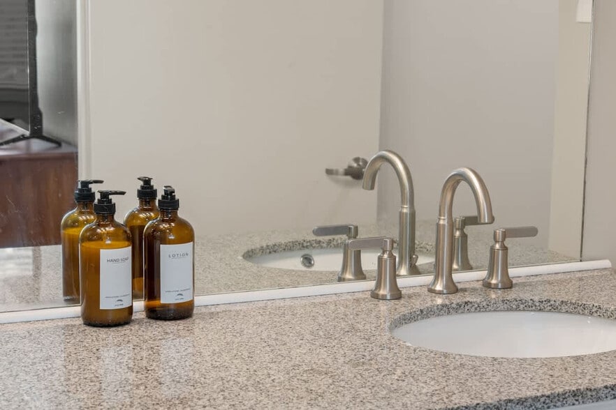 Building Photo - 608 S 21st Ave