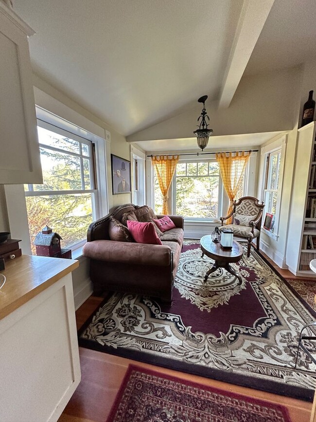 Building Photo - Vintage Home, furnished and upgraded: Occi...