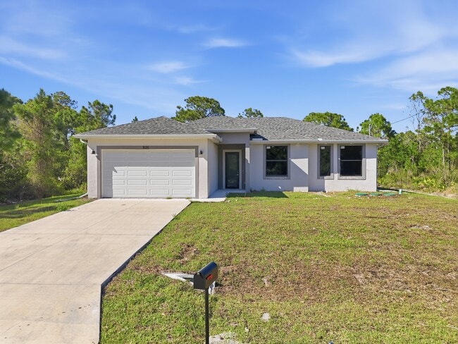 Building Photo - 825 Carbon St E