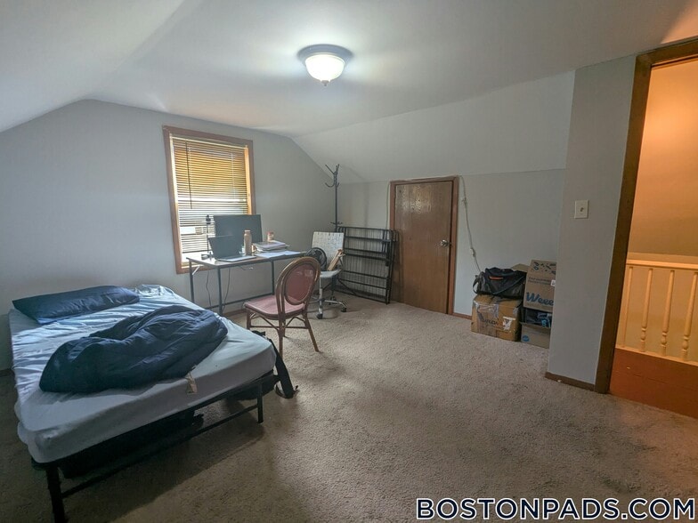 Building Photo - 247 Roxbury St