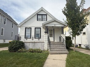 Building Photo - Private 4 bedroom home in West Allis