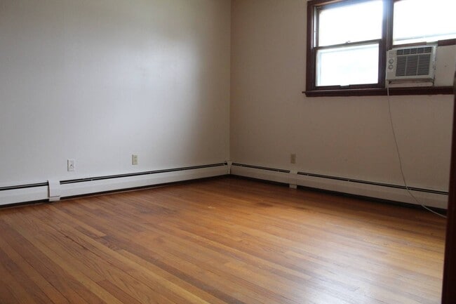 Building Photo - 1321 Maple Dr