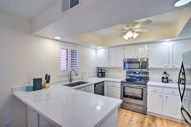 Building Photo - 4303 E Cactus Rd