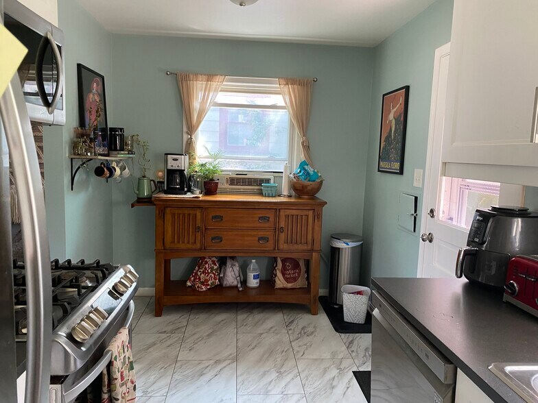 Kitchen eat-in area - 528 E Cambourne St