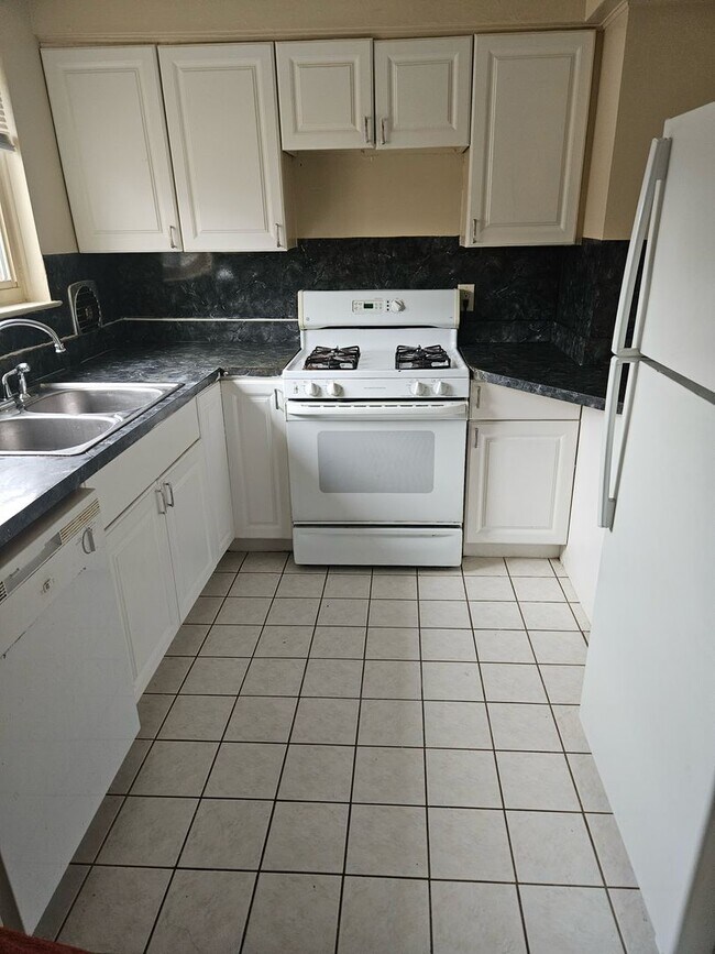 Building Photo - Westside Condo 2 bedroom 1 bath