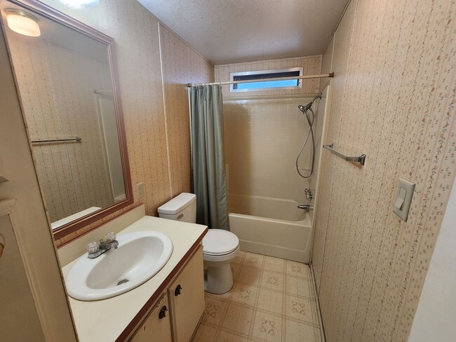 Building Photo - Well-Maintained 3BR/2BA