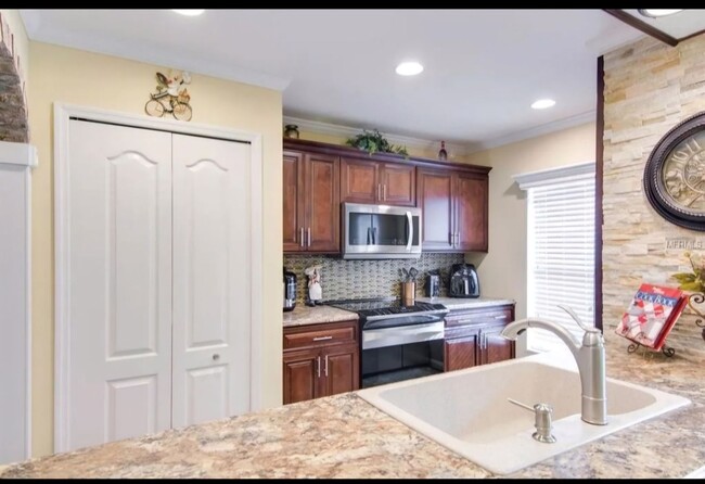 Building Photo - Charming 3BR 2.5 bath Townhome in heat of ...
