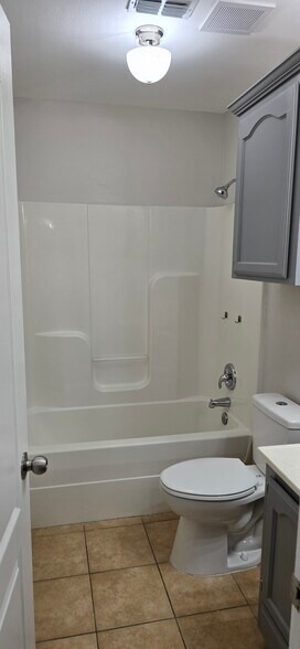 Building Photo - 1802 Bronze