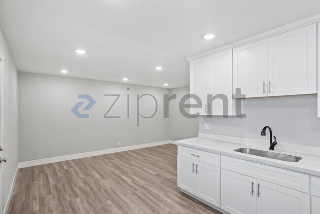 Building Photo - 26910 Manon Ave