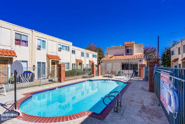 Building Photo - Charming 2Bdm 1Ba Condo with Modern Upgrades in Lakeside!