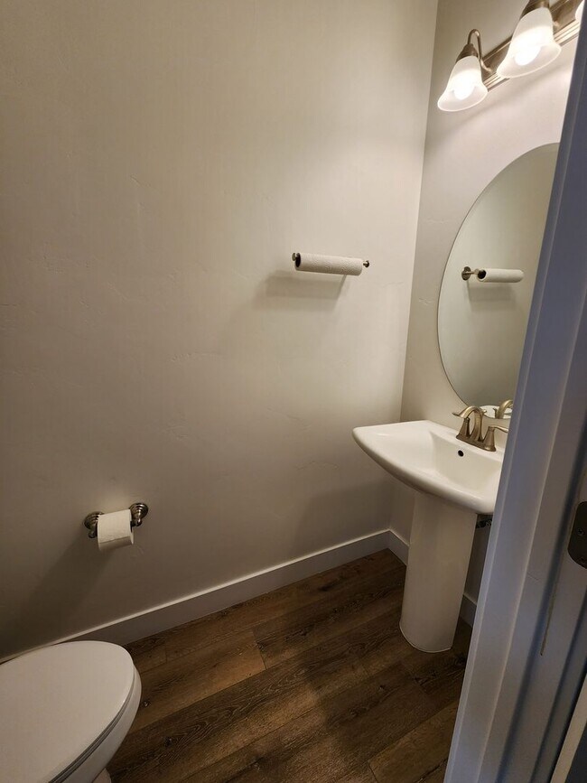 Building Photo - Beautiful Modern Townhome with Spacious La...