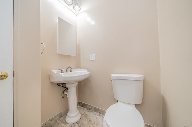 Building Photo - 17425 Cyrus Ln