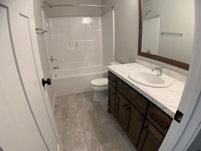 Building Photo - 4 Bed 3 Bath Single Family Home