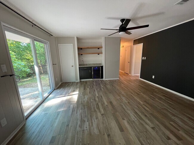 Building Photo - 4615 Gladstone Dr