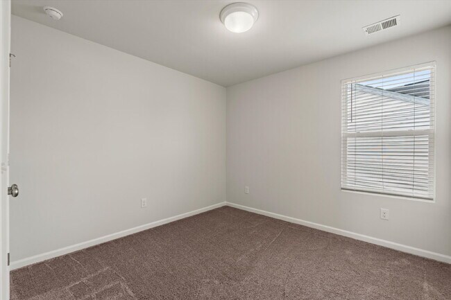 Building Photo - 4 Bedroom, 2.5 baths, with a 2 car garage located in Shell Point Farm.