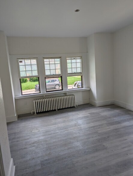 Building Photo - 500 Fordham Ave