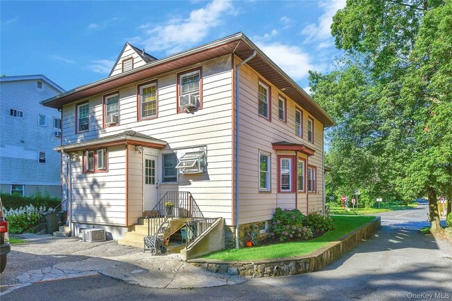 Building Photo - 806 Pelhamdale Ave
