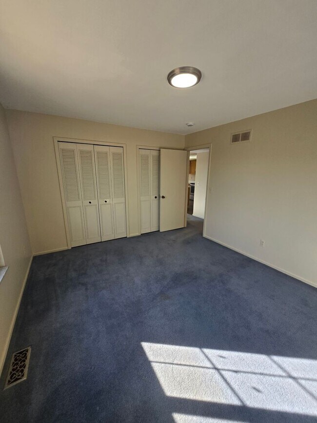 Building Photo - 2 BEDROOM CONDO IN ROCHESTER