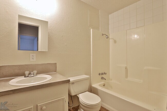 Building Photo - Adorable 2 bedroom apartment!