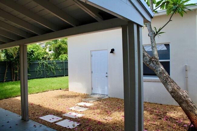 Building Photo - Fully Renovated 3/3 Northwood Home with Gu...