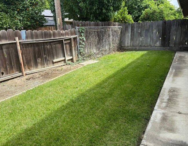 Building Photo - Great location