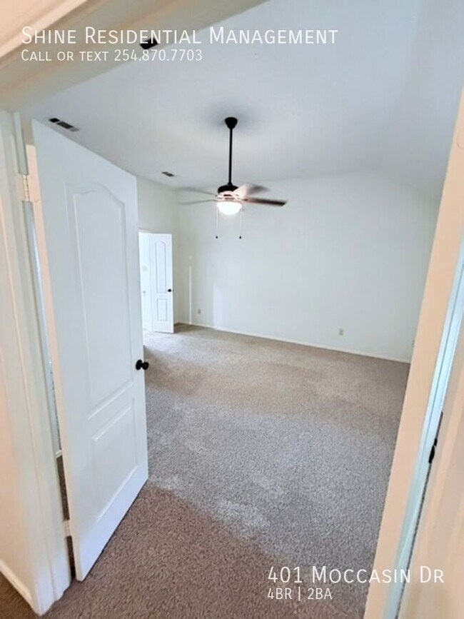 Building Photo - 401 Moccasin Dr