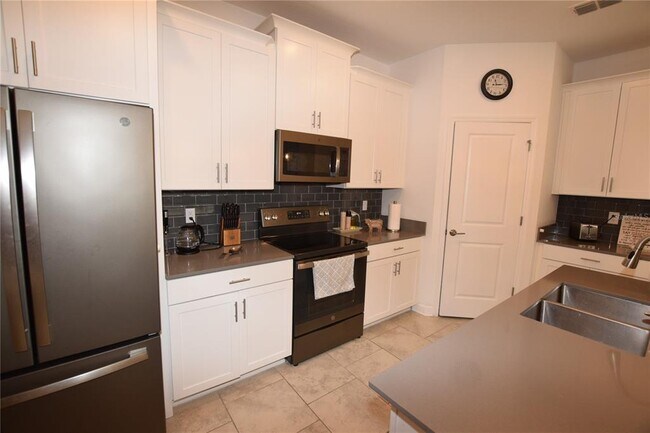 Building Photo - 5055 Hatchineha Ct