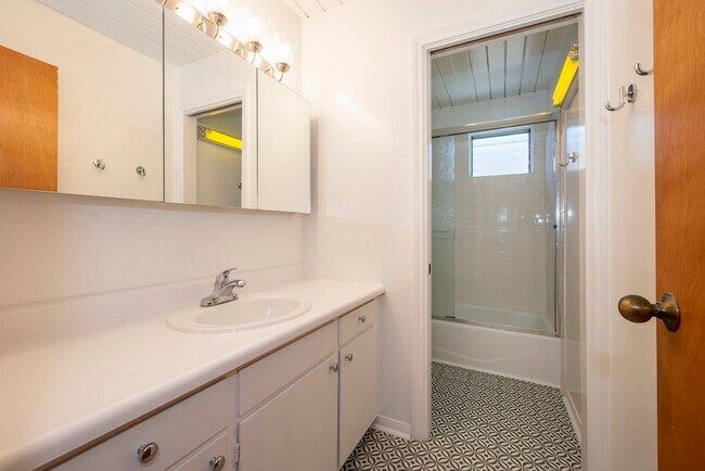 Building Photo - 2 BED/1.5 BATH ON THE MESA!!!