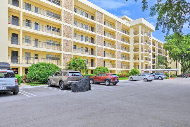 Building Photo - 2751 N Palm Aire Dr