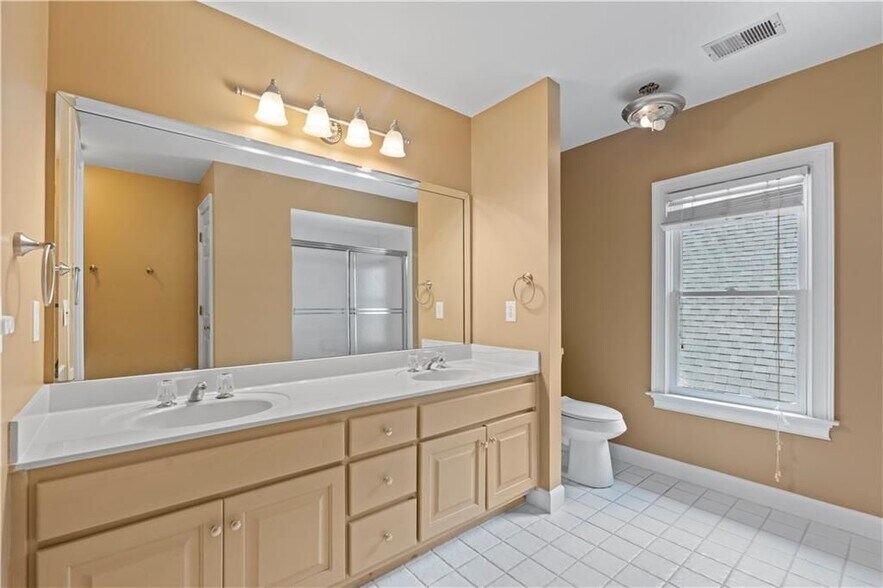 Building Photo - 235 Smokerise Trce