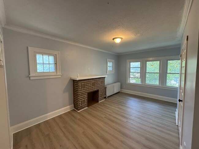 Building Photo - 1429-1431 Knox Ave N