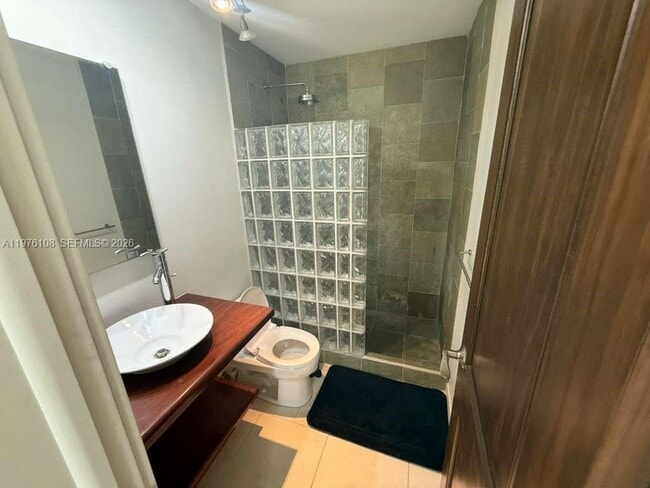 Building Photo - 2201 Brickell Ave