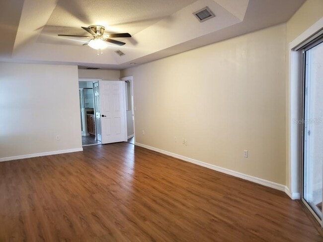 Building Photo - 10 Wayler Pl