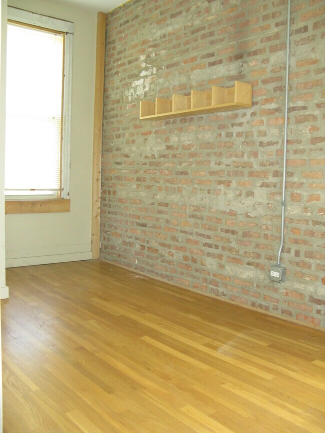 Building Photo - 3213 S Lituanica Ave