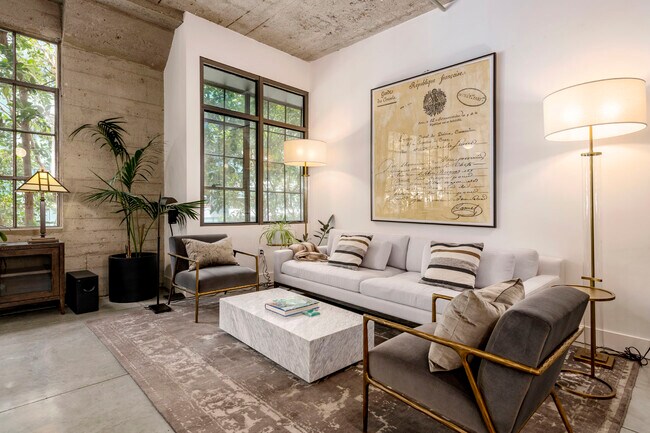 Building Photo - 300 Beale St