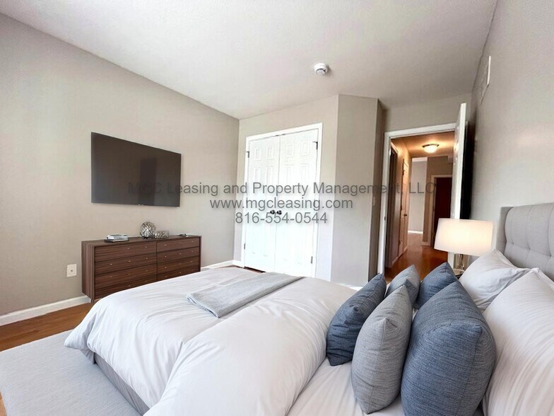 Building Photo - 8426 N Ava Ave