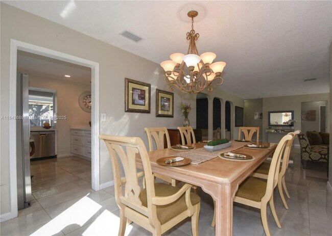 Building Photo - 609 S Crescent Dr