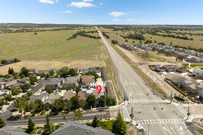Building Photo - 1459 Yosemite Dr