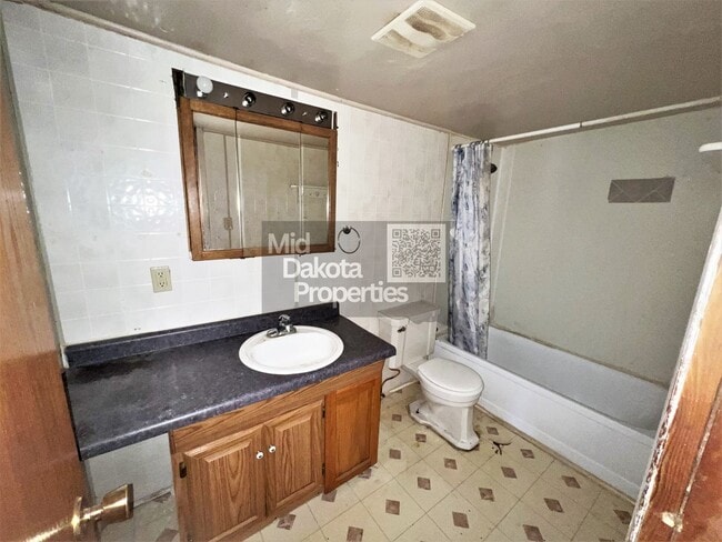 Building Photo - 212 W Fir-2 Bedroom House