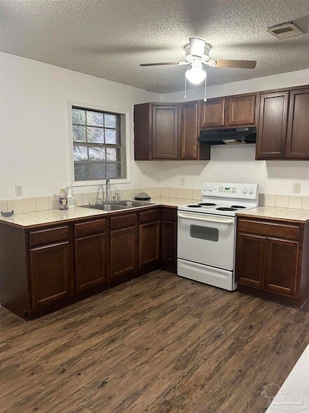 Building Photo - 1105 W Strong St