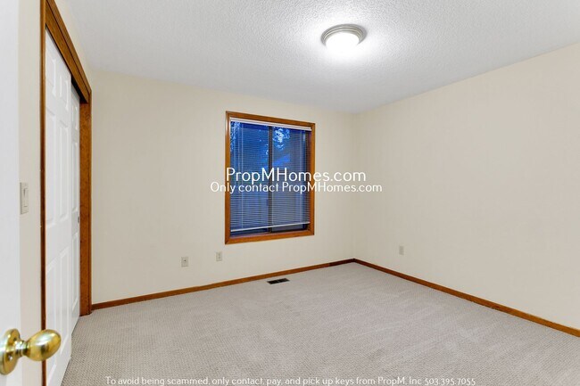 Building Photo - Lake Oswego Beauty! Three Bedroom Ranch Style On 1/4 Acre!