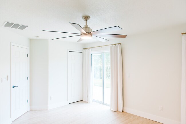 Building Photo - 208 Grande Lake Dr