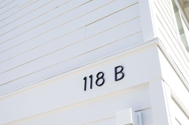 Building Photo - 118 Magnolia St