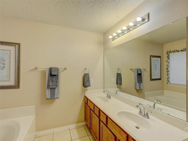 Building Photo - 9912 Carter Dr